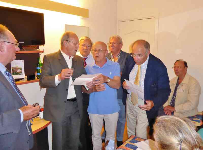 34_P1000363 (Falcou).jpg - Tard dans la nuit, les « bardes de la PGK » continuent de répèter dans les chambrées !